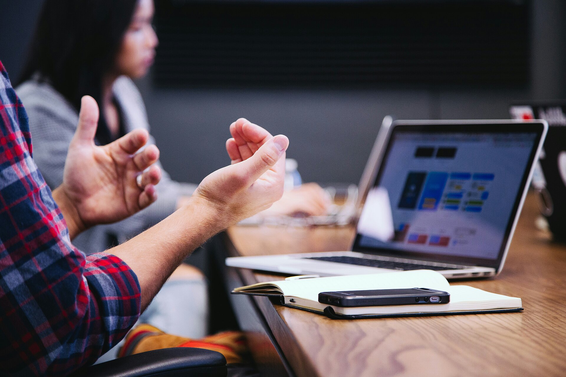 Photo de personnes en réunion de travail | Crédit Unsplash